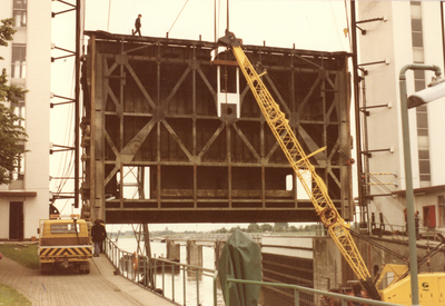 606690 Afbeelding van de plaatsing van een nieuwe deur in de Prinses Beatrixsluis in het Lekkanaal te Nieuwegein.